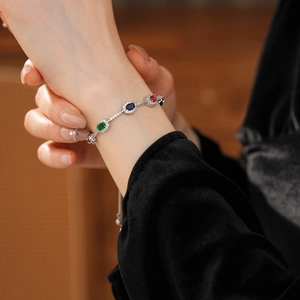 Details eines verstellbaren Silberarmbands mit bunten Edelsteinen und Zirkon-Halo