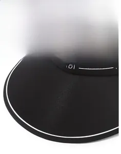 Dettaglio macro del cappello parasole nero pieghevole con logo GLUIDI e trama tessuta