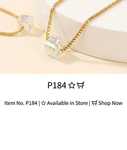 Gros plan du collier chaîne box plaqué or 18 carats avec pendentif cristal irisé