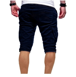 Achteraanzicht van een donkerblauwe cargoshort met symmetrische zakken en zijflappen