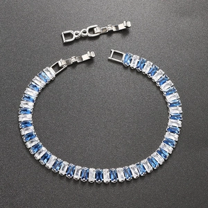 Detail eines Tennisarmband mit blauen und klaren Zirkonia sowie Verlängerungsverschluss