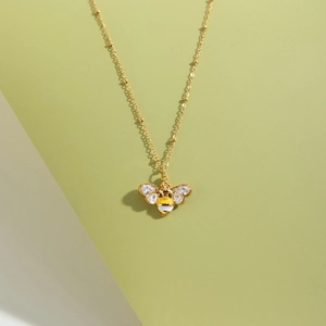 Detail der Bienen-Halskette mit gelber Emaille und Zirkonia auf einer Goldkette