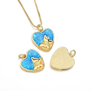 Collier plaqué or 18 carats avec pendentif cœur opale bleue et motif papillon