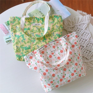 Détail de sacs en coton à fleurs avec fermeture éclair et étiquette textile simple wish