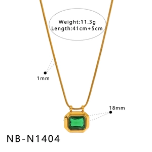 Détails du collier doré avec pendentif en zircon vert et spécifications techniques