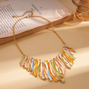 Collier à pampilles géométriques irrégulières dorées avec accents d'émail colorés