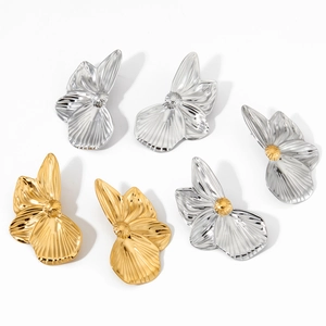 Boucles d'oreilles fleurs en acier inoxydable 316 poli, finitions or et argent sur fond blanc