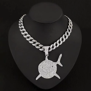Pendentif requin 6ix9ine argenté avec diamants et chaîne cubaine sur présentoir