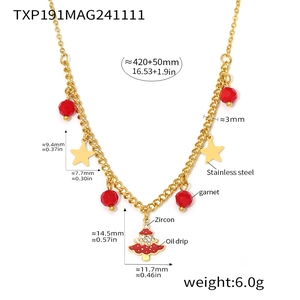 Dettagli della collana albero di Natale con perle di granato rosso e misure del ciondolo