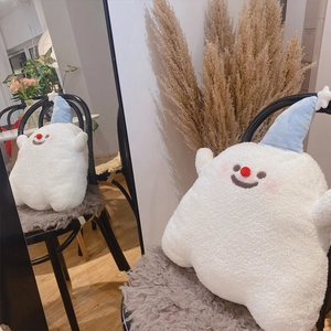 Detailaufnahme des weißen Plüschgeistes aus weichem Teddy-Stoff mit Sternhut
