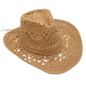 Détail d'un chapeau de cowboy en paille avec des motifs géométriques ajourés et corde