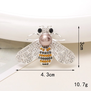 Dettaglio ciondolo ape in cristallo con dimensioni 4.3cm x 3cm e peso di 10.7g