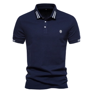 Polo classique en coton bleu marine avec col rabattu et broderie tête de lion
