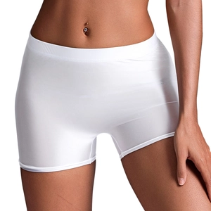 Dettaglio dei pantaloncini da yoga bianchi a vita alta con tessuto elastico e senza cuciture