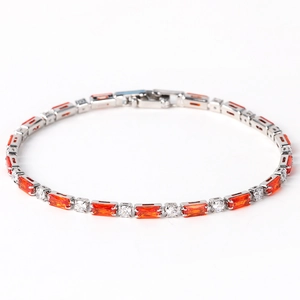 Details vom silbernen Tennisarmband mit orangefarbenen Steinen und weißen Zirkonia