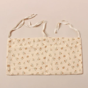 Détail de l'organisateur de berceau en mousseline de coton avec motif floral doux