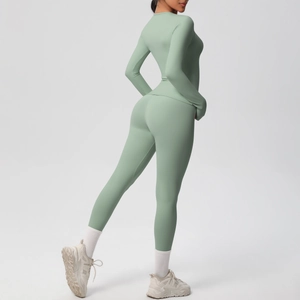 Dettaglio del set yoga verde menta che mostra l'elasticità del tessuto senza cuciture