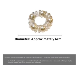 Détail de l'élastique spirale transparent avec perles et mesure de 6cm diamètre