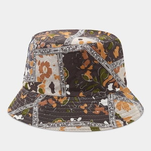 Dettaglio del cappello a secchiello in tela di cotone con stampa floreale vintage