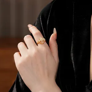 Bague trèfle en or 18 carats avec perle baroque et cristaux sur velours noir