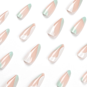 Faux ongles minimalistes vert et blanc forme amande avec finition brillante de style français