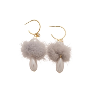 Boucles d'oreilles dorées avec pompons gris, perles gouttes blanches et zircons