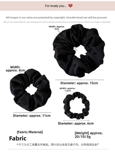 Comparativa de tres tamaños de gomas para el pelo negras con lunares en tela resistente