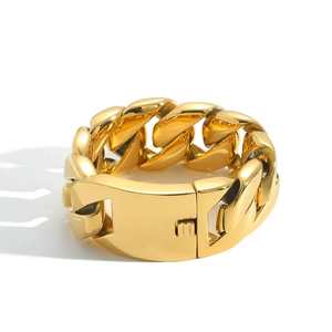 Détail du bracelet gourmette en acier inoxydable doré avec fermoir à cliquet robuste et poli