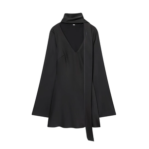 Elegantes schwarzes Satin-V-Kleid mit modischem Schal-Detail und langen Ärmeln auf Weiß
