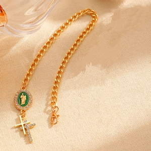Vue détaillée du bracelet doré avec médaillon Marie et pendentif croix en strass