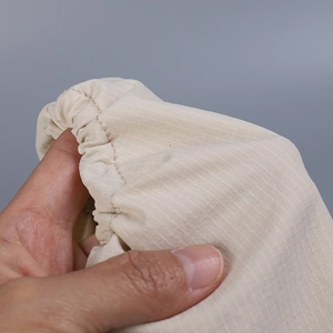 Détail en gros plan du tissu à séchage rapide et du cordon d'une casquette de sport