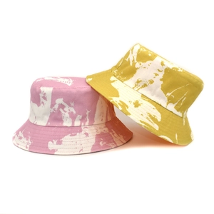 Gros plan de bobs en coton avec motifs tie-dye colorés et coutures de bord renforcées
