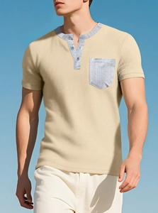 Détail de la chemise Henley pour hommes en maille gaufrée avec poche contrastée