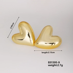 Detailed view of large gold heart earrings with size 2.13cm and weight 2.7g info