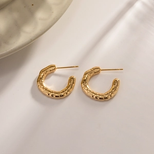 18K Gold Plated Stainless Steel C Shaped Hoop Earrings Hammered Texture Irregular Design For Women Elegant