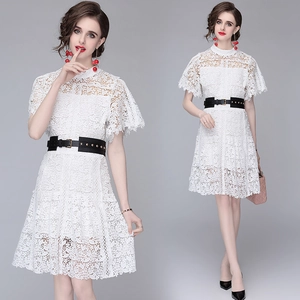 Elegantes Weißes Spitzen-Midikleid Für Damen Mit Kurzen Ärmeln Stehkragen Hohlblumen-Design Und Schwarzem Gürtel