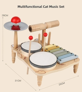 Dettaglio del gioco musicale in legno a forma di gatto con xilofono, tamburo e piatti