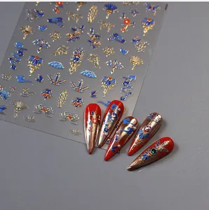 Détail macro des stickers ongles M-880 avec éventails dorés et nuages en style chinois classique