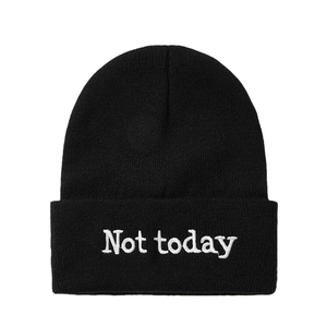 Berretto in maglia nera classica con ricamo bianco Not today e risvolto per l'inverno