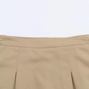 Détail de la taille d'une jupe-short plissée kaki avec texture de tissu sergé haut de gamme