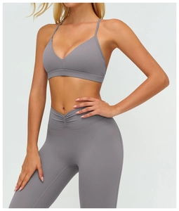Ensemble de yoga gris foncé avec brassière en V et legging taille haute plissé