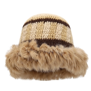 Chapeau bob en tricot rayé avec bordure en fausse fourrure beige pour l'hiver