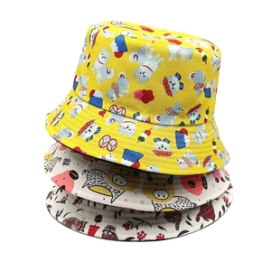 Set di 3 cappelli alla pescatora in cotone reversibili con motivi a fiori e cuccioli