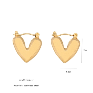Detailansicht der herzförmigen Edelstahlohrringe mit Angaben zu Höhe von 2cm und Breite 1,8cm