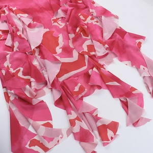 Vue macro détaillée de l'ourlet à volants multicouches et du tissu en mousseline rose