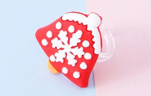 Nahaufnahme eines festlichen Weihnachtsglockenrings aus PVC mit feinen Schneeflocken
