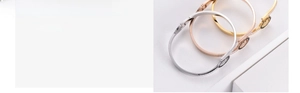 Dettaglio di tre braccialetti a quadrifoglio con placcatura sottovuoto resistente