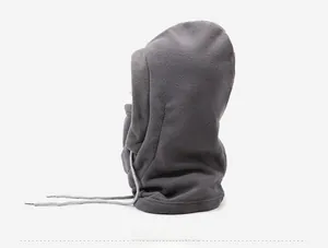 Détail de la cagoule d'hiver en polaire gris foncé avec cordon de serrage pour l'extérieur