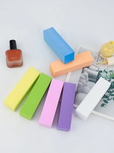 Vue détaillée des blocs polissoirs à ongles colorés montrant la texture fine du grain et l'éponge
