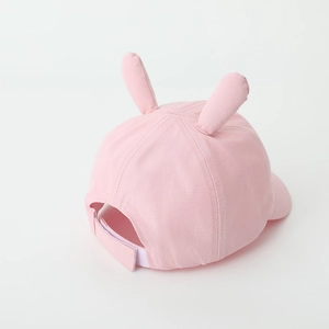 Detailansicht der rosa Kinder-Baseballkappe mit 3D-Hasenohren und Klettverschluss